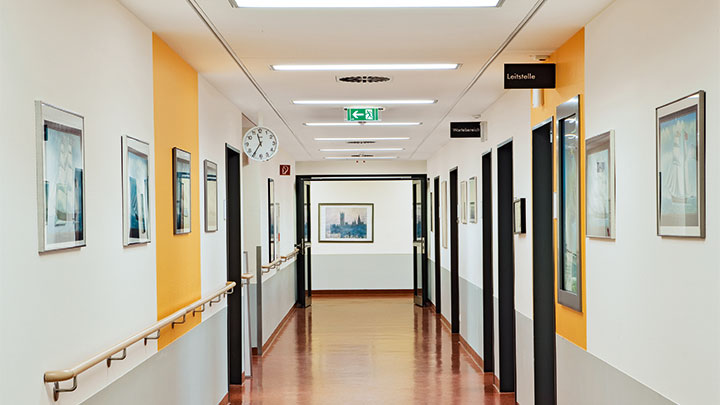 在飛利浦照明照耀下的 Asklepios 診所 Barmbek 分院走廊