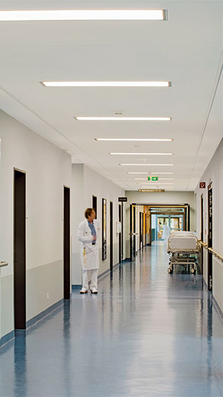 在飛利浦照明照耀下的德國 Asklepios 診所 Barmbek 分院走廊
