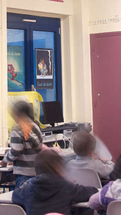 學生在採用飛利浦學校照明產品的教室裡學習