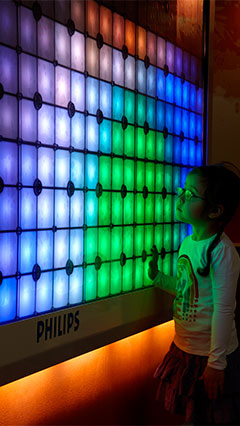 孩童站在飛利浦照明提供的 Imagination Light Canvas 旁邊