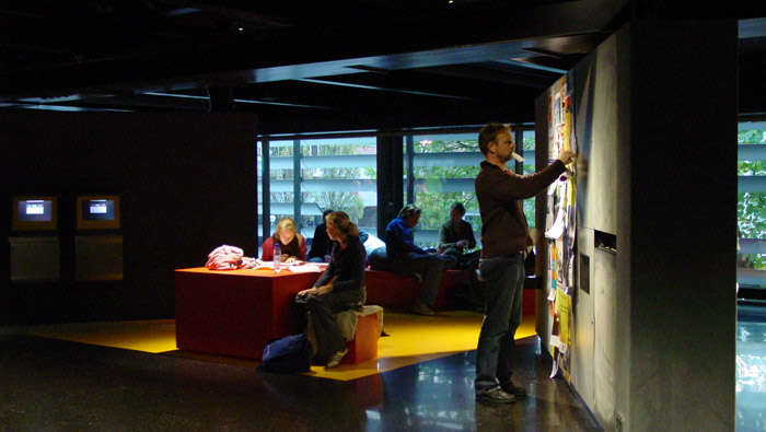 使用飛利浦照明為 Utrecht 大學的 Brugzaal 小組討論區提供照明