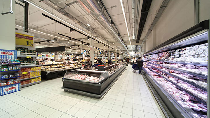 Carrefour 聖地牙哥分店的購物者藉由肉眼觀察魚肉類外觀來判斷其新鮮程度
