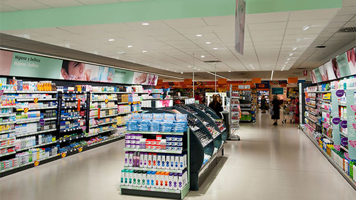 良好的貨架走道照明，為瓦倫西亞 Consume 超市顧客提供安全的購物體驗