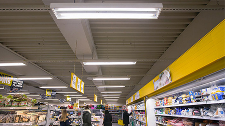 圓柱採用的拱形藍光讓超市更美輪美奐
