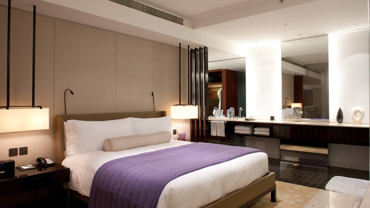 飛利浦照明採用 LED、CFL‐I 和節能鹵素燈的組合，為杜拜飯店的客房營造迷人氛圍