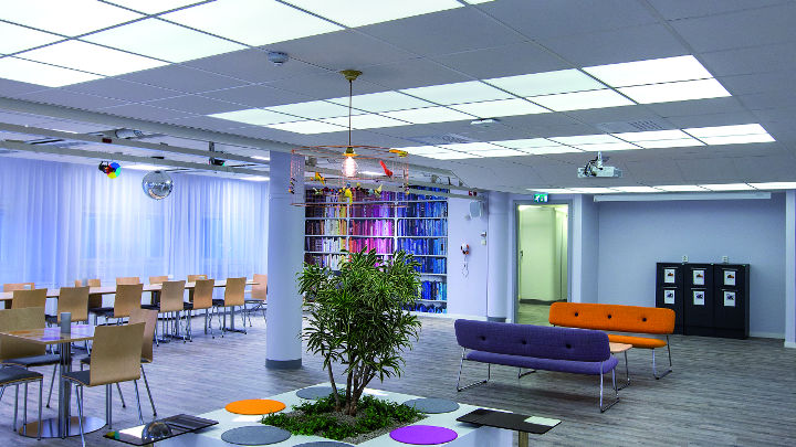 瑞典 E.ON 公司的辦公室，使用飛利浦照明營造出舒適明亮的光照品質，提升會議室氣氛