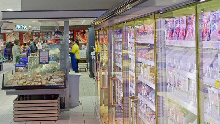 飛利浦照明技術照亮了 Edeka Glückstadt 分店的冷凍櫃，以省電解決方案提升商品的色澤與美觀