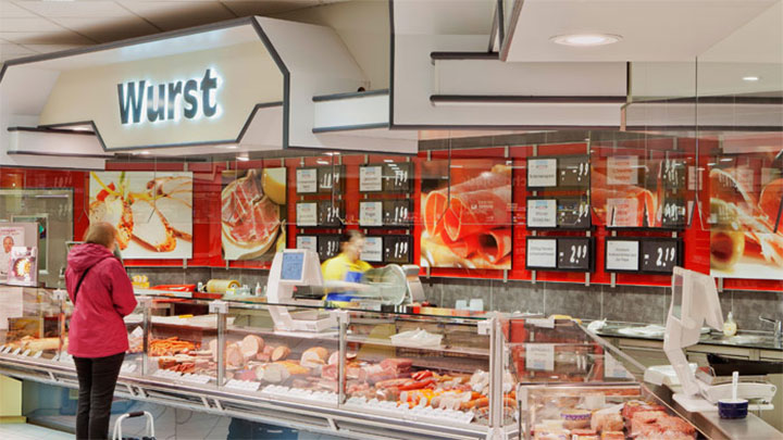 強化的飛利浦照明解決方案照亮了 Edeka Glückstadt 分店的肉品區，讓肉類看起來更加新鮮誘人