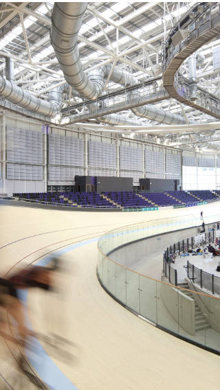 自行車選手在英國的 Emirates 體育館馳騁，場地燈光來自飛利浦運動照明解決方案