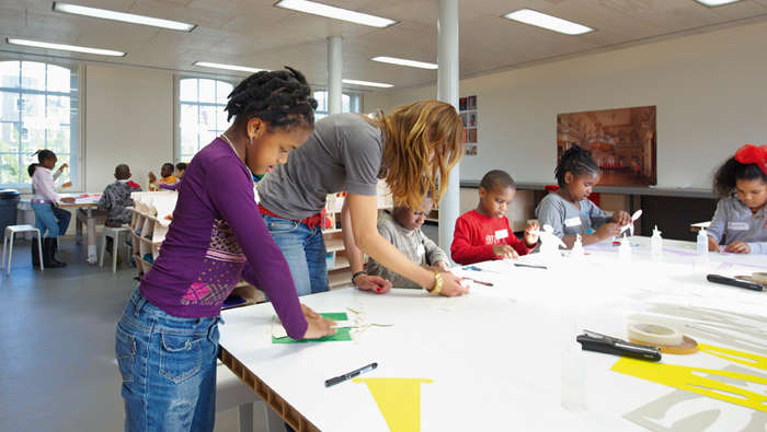 學童在阿姆斯特丹 Hermitage 博物館舉辦的工作坊中研習，燈光來自飛利浦省電照明設備