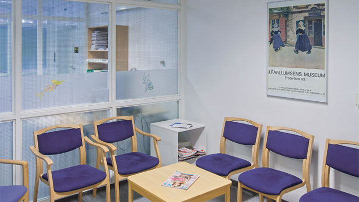  丹麥 Holbaek 醫院的等待室，採用飛利浦醫療保健隱藏式照明