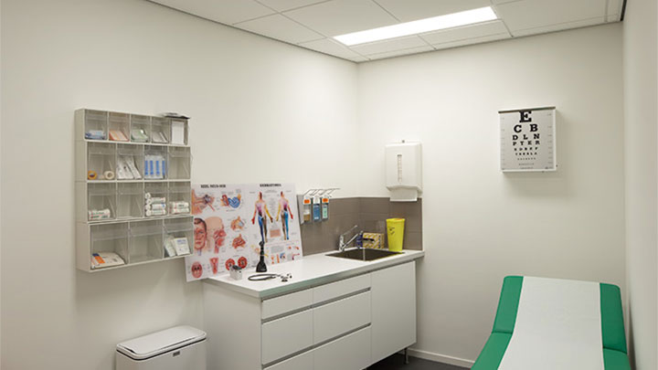 飛利浦的省電 LED 照明照亮 Lindehog Health Centre 的檢查室