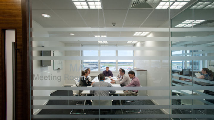 曼徹斯特機場奧林匹克總部辦公室 (Manchester Airport Olympic House) 會議室使用飛利浦 LED 辦公室照明。