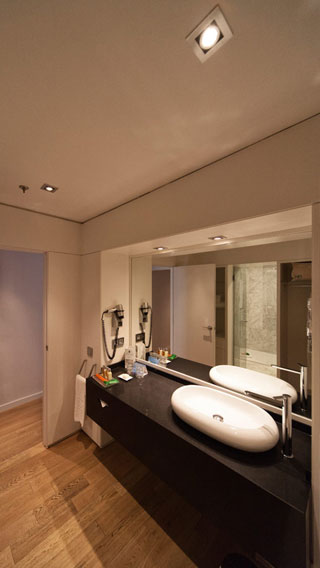採用飛利浦旅館照明的 NH Eurobuilding 飯店浴室