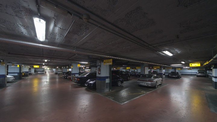 車輛停駐在 NH 飯店停車場的飛利浦照明下
