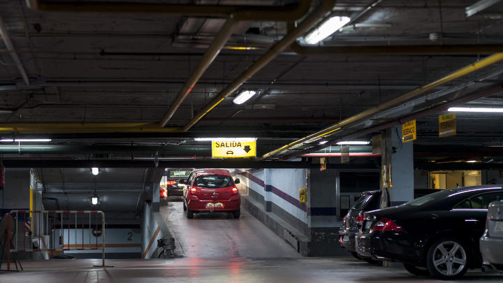  一輛汽車剛從使用飛利浦 LED 節能照明的 NH 飯店停車場離開