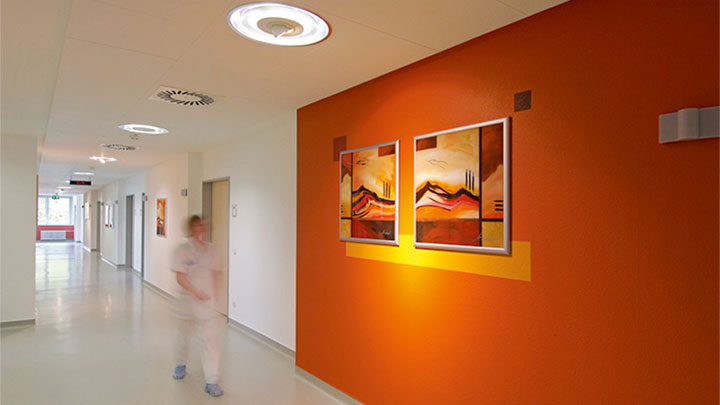 護理師在採用飛利浦照明的精神科診所走廊上走動