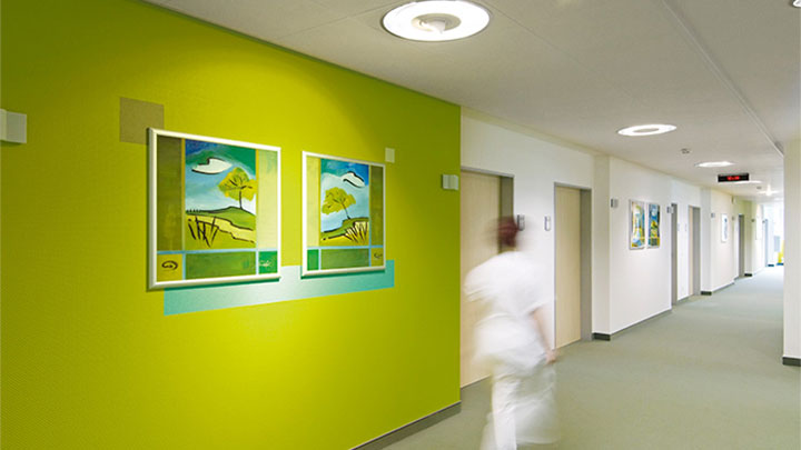 護理師走在採用飛利浦照明的精神科診所走廊上