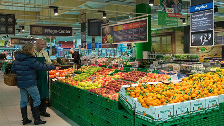 顧客正在使用飛利浦超市照明打光的 real,- 蔬果區選購