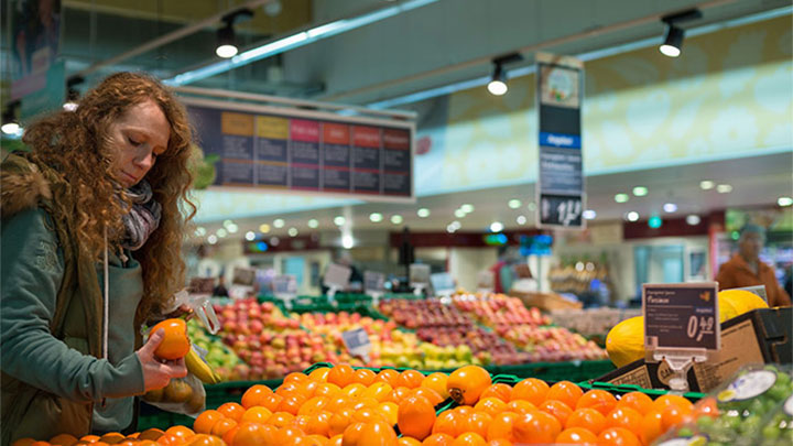 德國埃森的 real,- 超市使用飛利浦生鮮食品照明，為蔬果區的農產品打光