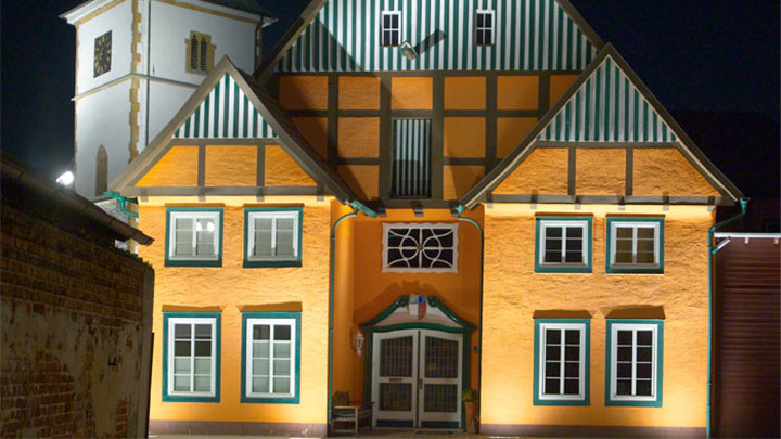 歷史悠久的里特貝格市，在一棟建物的大門口運用飛利浦照明