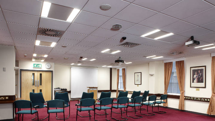 索美塞特郡區議會會議室使用飛利浦照明的 Coreline 系列嵌入式燈具