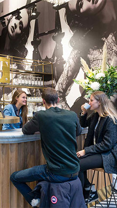 飛利浦照明點亮阿姆斯特丹 SuperTrash 店內的咖啡吧台