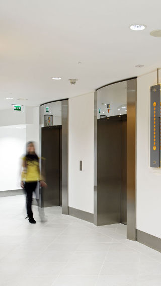Tower 42 大樓的走道與電梯使用飛利浦辦公室照明