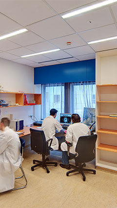 在 UMCG 辦公室中，人員在飛利浦醫院節能照明的光線下工作