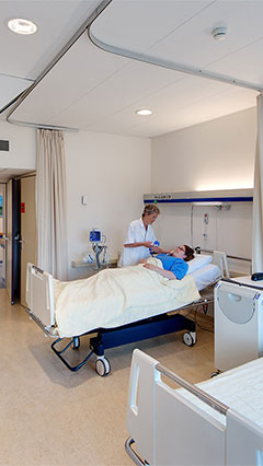 護理師在採用飛利浦節能照明的 UMCG 病房中檢查患者狀況