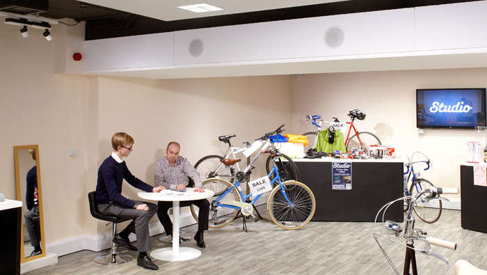 飛利浦照明吸音天花板為 Surrey 大學的工作室營造舒適的氛圍