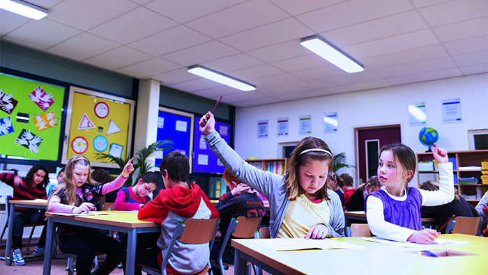 Wintelre 小學的學生，飛利浦照明系統為該校教室打造明亮且有利學習的氛圍