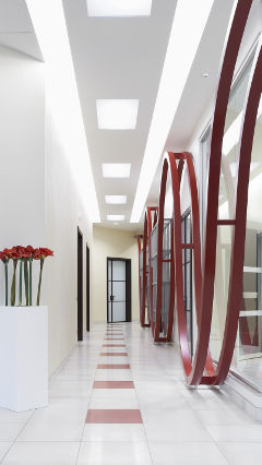 使用飛利浦辦公室照明的義大利 AB Group 辦公室走廊