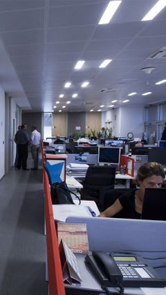 西班牙的 E.ON 公司員工在 LED 節能照明協助下，個個精神抖擻地賣力工作