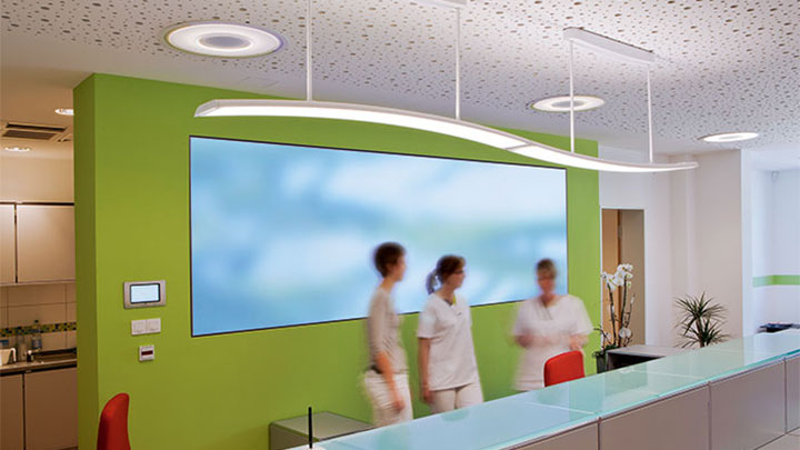 現代感十足的燈具照亮 Greifswald Radiology 的接待區
