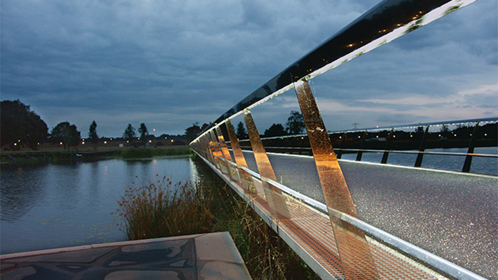 High Tech Campus 裡的一座橋樑在日落之後開始提供照明