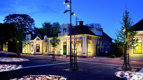 荷蘭霍赫芬市運用都會照明照耀路樹，營造出迷人的樹影