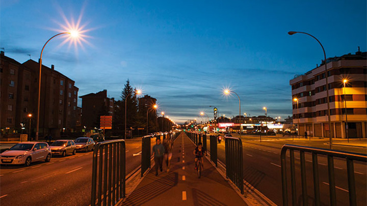 帕倫西亞市道路在夜間使用飛利浦照明