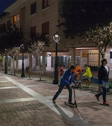 帕倫西亞市民走在使用飛利浦照明的街道上