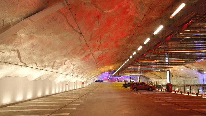 P-Hämppi 停車場裡各種顏色的照明幫助駕駛人記住他們的停車位置
