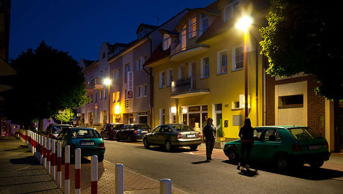 夜晚人們正在採用飛利浦街道照明的街頭散步