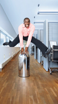 有位男士正在使用飛利浦動態照明的辦公室走廊上跳躍