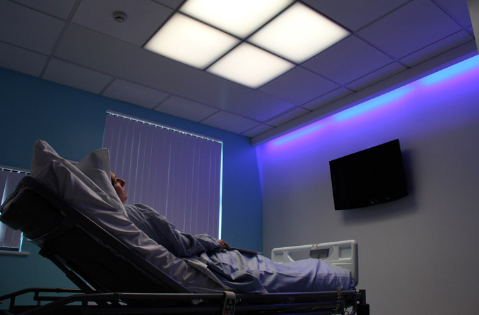目前在 Bradford 皇家醫院正進行著一項極具創新性的專案，其目的是在評估居住環境對癡呆症患者的影響。當中採用了飛利浦動態照明系統，同時也是首次在英國安裝該公司的 HealWell 照明系統。