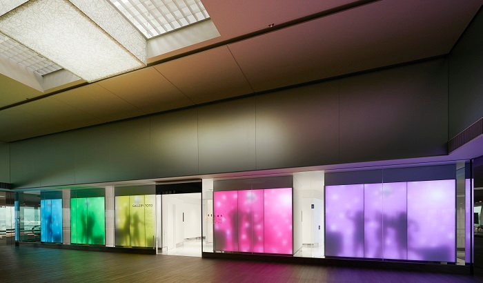 日本成田機場 Gallery Toto (Toto 藝廊) 內散發彩虹般光彩的 Luminous Textile 發光板