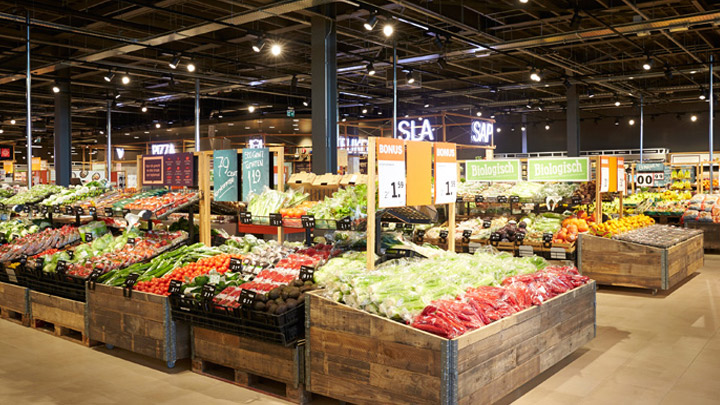 在位於 Albert Heijn 的一間超市中，擺滿琳瑯滿目新鮮蔬果的專區。- 智慧商店照明