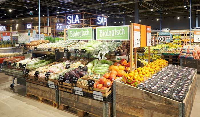 在位於 Albert Heijn 的一間超市中，擺滿琳瑯滿目新鮮蔬果的專區。