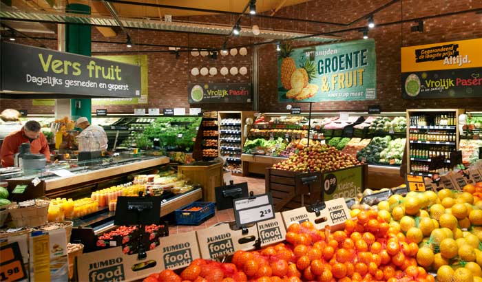 在位於荷蘭 Jumbo Foodmarkt 的一間超市中，擺滿琳瑯滿目新鮮蔬果的專區