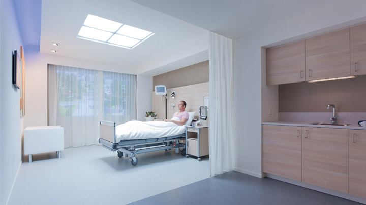 護理師在光線柔和的房間中傾聽患者的心聲 - 醫院照明