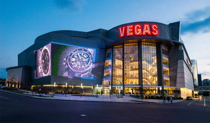 Vegas Crocus City 購物中心位於俄羅斯莫斯科，明亮的大型廣告看板十分多采多姿