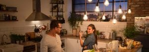 “現代廚房配有復古風格的 LED å Šç‡ˆ，照亮了兩位正在享用晚餐的女士，營造出溫馨、誘人的氛圍。”